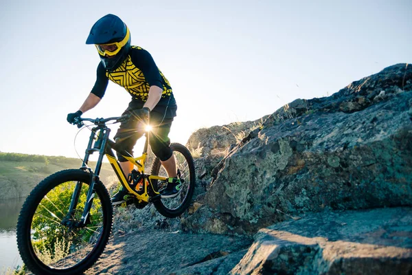 Professional Cyclist Riding Downhill Mountain Bike Summer Rocky Trail Evening — Stock Photo, Image
