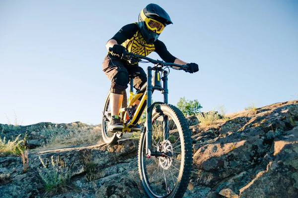 Professionell Cyklist Cykla Nedförsbacke Mountainbike Sommaren Rocky Trail Kvällen Extrem — Stockfoto