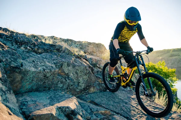 Professionele Fietser Mountainbike Bergafwaarts Zomerrotsroute Avonds Extreme Sport Enduro Cycling — Stockfoto