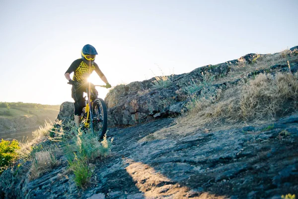 Ciclista Professionista Sella Alla Mountain Bike Discesa Sul Sentiero Roccioso — Foto Stock