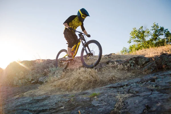 Professional Cyclist Riding Downhill Mountain Bike Summer Rocky Trail Evening — Stock Photo, Image