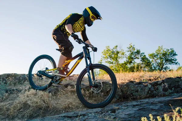 Ciclista Profissional Montando Bicicleta Montanha Downhill Trilha Rochosa Verão Noite — Fotografia de Stock