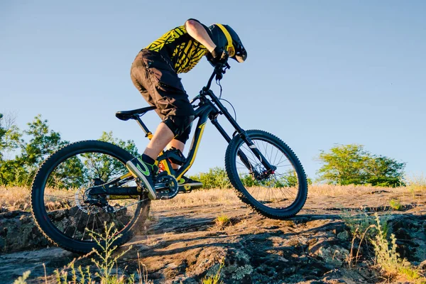 Ciclista Profissional Montando Bicicleta Montanha Downhill Trilha Rochosa Verão Noite — Fotografia de Stock