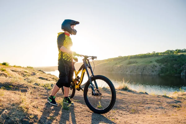 Profesyonel Bisikletçi Akşamları Aşağı Tepe Bisikletine Binmeye Hazırlanıyor Extreme Sport — Stok fotoğraf