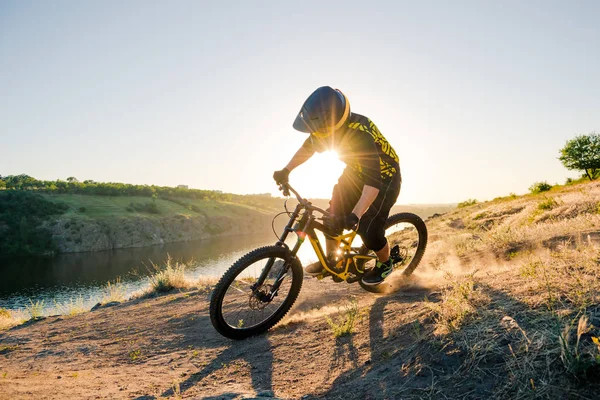 Professional Cyclist Riding Downhill Mountain Bike Summer Rocky Trail Evening — Stock Photo, Image