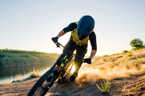 Cycliste Professionnel Chevauchant Vtt Descente Sur Piste Rocheuse Été Soirée — Photo