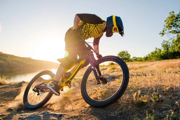 Professional Cyclist Riding Downhill Mountain Bike Summer Rocky Trail Evening — Stock Photo, Image