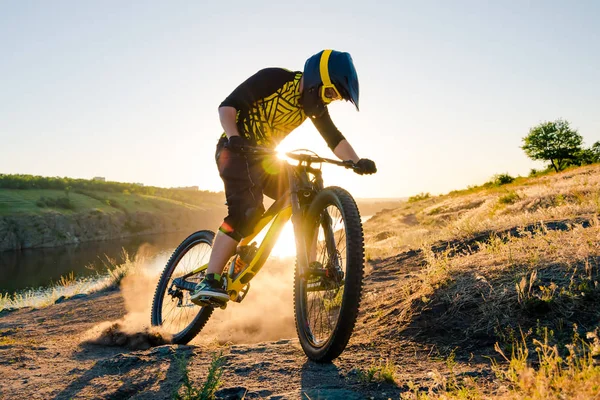 Radprofi Abend Mit Dem Downhill Mountainbike Auf Dem Sommer Rocky — Stockfoto