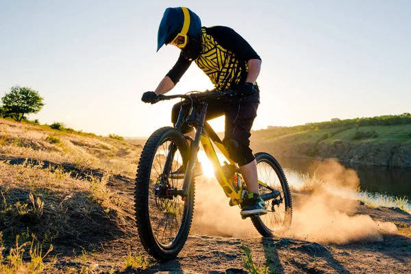 Professional Cyclist Riding Downhill Mountain Bike Summer Rocky Trail Evening — Stock Photo, Image