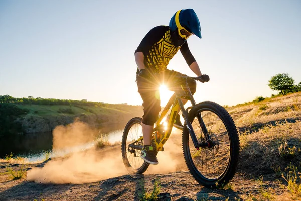 Professional Cyclist Riding Downhill Mountain Bike Summer Rocky Trail Evening — Stock Photo, Image