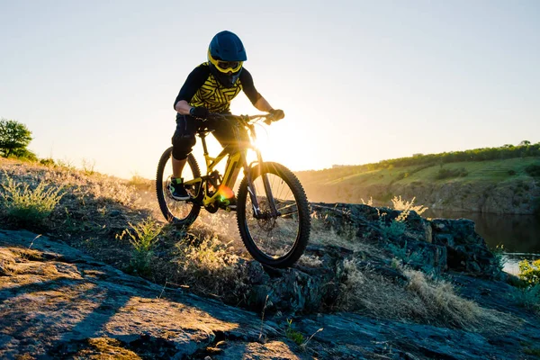 Radprofi Abend Mit Dem Downhill Mountainbike Auf Dem Sommer Rocky — Stockfoto