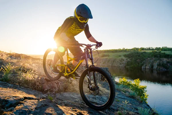 Ciclista Profissional Montando Bicicleta Montanha Downhill Trilha Rochosa Verão Noite — Fotografia de Stock