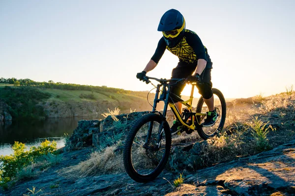 Professional Cyclist Riding Downhill Mountain Bike Summer Rocky Trail Evening — Stock Photo, Image
