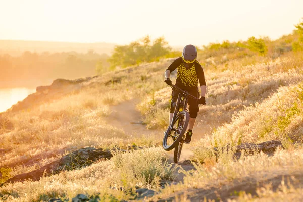 Professional Cyclist Riding Downhill Mountain Bike Summer Rocky Trail Evening — Stock Photo, Image