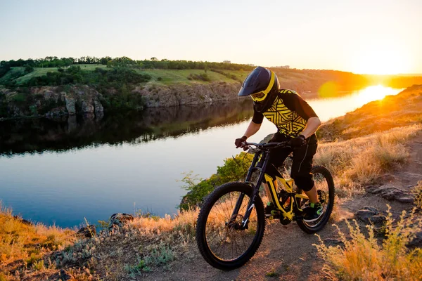 Ciclista Andar de bicicleta de montanha na trilha rochosa de verão na noite. Conceito de Ciclismo de Enduro e Esporte Extremo . — Fotografia de Stock