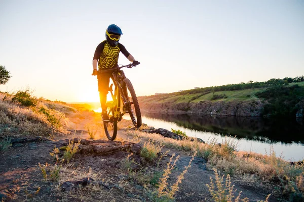Cyclist Riding the Mountain Bike on the Summer Rocky Trail at the Evening. Extreme Sport and Enduro Cycling Concept. — Stock Photo, Image