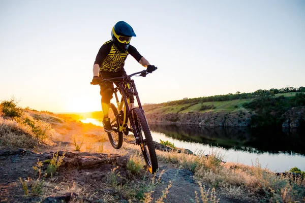 Cyclist Riding the Mountain Bike on the Summer Rocky Trail at the Evening. Extreme Sport and Enduro Cycling Concept. — Stock Photo, Image