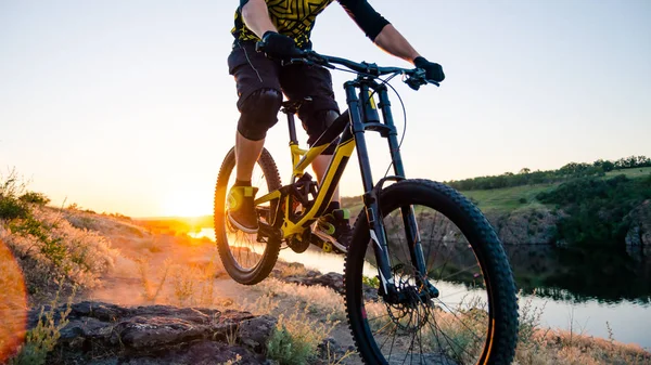 Radler, die abends mit dem Mountainbike auf dem Sommerfelsweg unterwegs sind. Extremsport und Enduro-Konzept. — Stockfoto