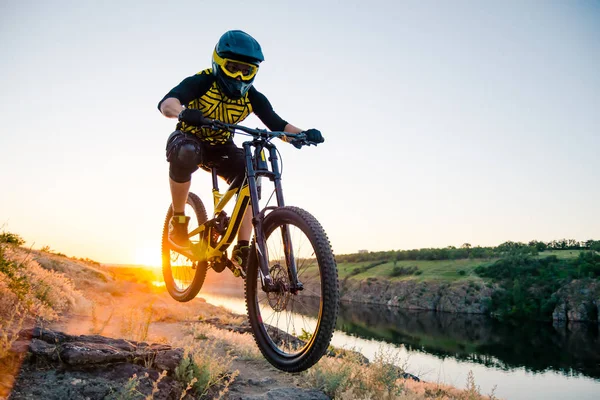 Cyklista jízda horské kolo na kamenité stezce letní večer. Extrémní Sport a Enduro kole koncepce. — Stock fotografie