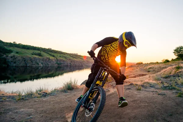 Fietser rijden de mountainbike op de rotsachtige Trail van de zomer in de avond. Extreme Sport en Enduro fietsen Concept. — Stockfoto