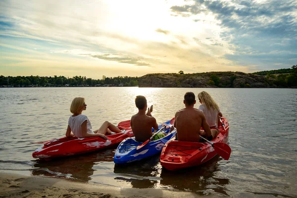 Friends Resting Talking While Sitting Kayaks Beautiful River Lake Beach — Stock Photo, Image