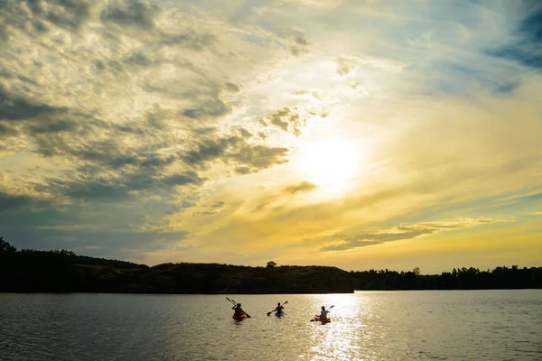 Arkadaşlar Kayaks Batımında Güzel Nehir Veya Göl Dramatik Akşam Gökyüzü — Stok fotoğraf