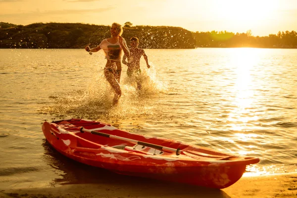 Unga Par Spela Och Kul Vattnet Stranden Nära Kajak Dramatiska — Stockfoto