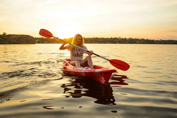 Joven Mujer Feliz Remando Kayak Hermoso Río Lago Atardecer —  Fotos de Stock