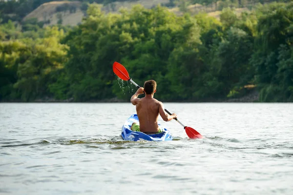 Homme Paddling Kayak Sur Belle Rivière Lac Soirée — Photo