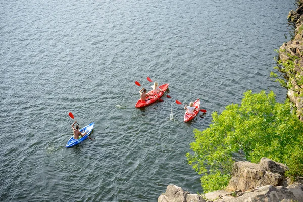 Luftaufnahme Von Kajakfahrern Auf Dem Schönen Fluss Oder See — Stockfoto