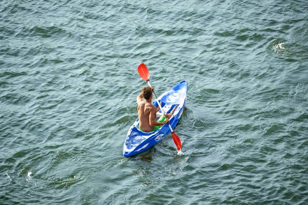 Luftaufnahme Des Kajakfahrers Auf Dem Schönen Fluss Oder See — Stockfoto