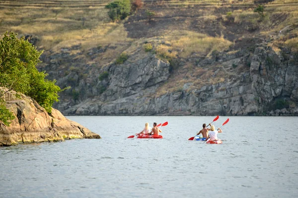 Arkadaşlar Kayaks Güzel Nehir Göl Üzerinde Kürek Çekmeye Akşam — Stok fotoğraf