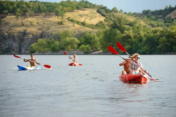 Amis Paddling Kayaks Sur Belle Rivière Lac Soirée — Photo