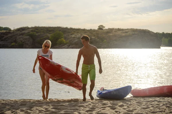 Young Happy Couple Carrying Out Kayak Sand Beach Water Beautiful — Stock Photo, Image