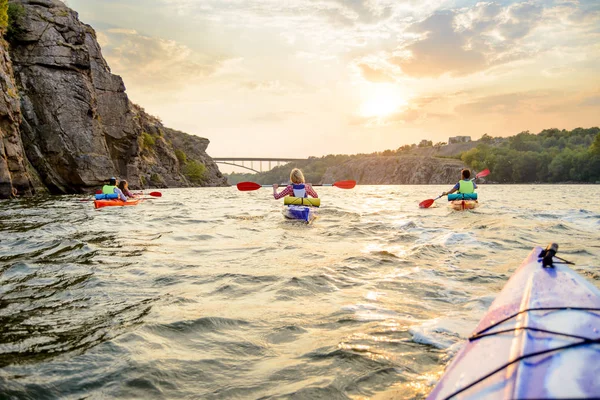 Friends Paddling Kayaks Beautiful River Lake High Rock Dramatic Evening — Stock Photo, Image