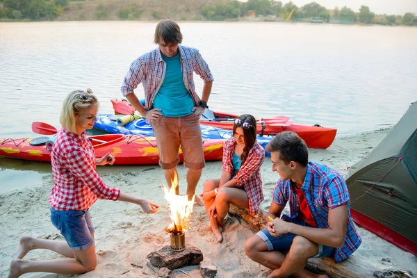 Young Happy Travelers Resting Evening Fire Sand Beach Infront Kayaks — Stock Photo, Image