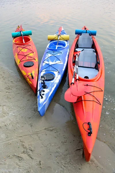 Três Caiaques Itinerantes Praia Areia Perto Beautiful River Lake Noite — Fotografia de Stock