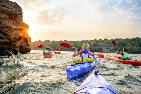 Vänner Paddling Kajaker Vacker Flod Eller Sjö Nära High Rock — Stockfoto