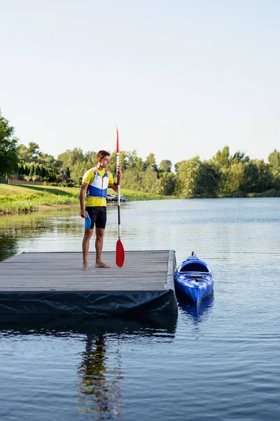 Joven Kayaker Profesional Preparándose Para Entrenamiento Kayak Mañana Río Concepto — Foto de Stock