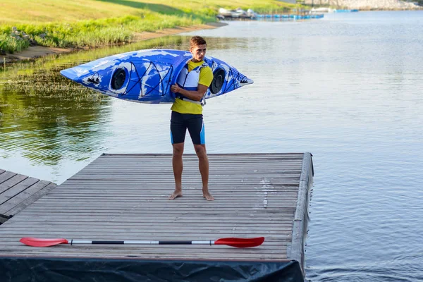 Jovem Kayaker Profissional Preparando Para Treinamento Caiaque Matinal Rio Conceito — Fotografia de Stock