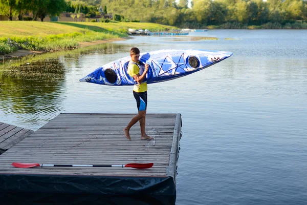 Młodych Profesjonalnych Kayaker Szykując Się Rano Kajak Szkolenia Rzece Sport — Zdjęcie stockowe