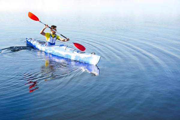 Jonge Professionele Kayaker Peddelen Kajakken Rivier Onder Heldere Ochtend Sun — Stockfoto