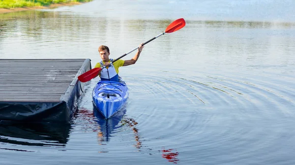 Unga Professionella Paddlare Paddla Kajak Floden Ljusa Morgon Sun Sport — Stockfoto