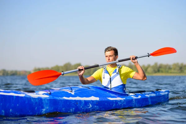 Joven Kayaker Profesional Remando Kayak Río Bajo Sol Brillante Mañana —  Fotos de Stock