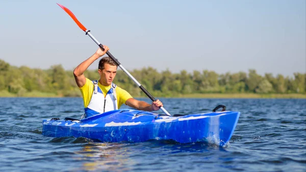 Młodych Profesjonalnych Kayaker Brodzik Kajak Rzece Pod Jasne Rano Sun — Zdjęcie stockowe