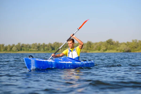 Jonge Professionele Kayaker Peddelen Kajakken Rivier Onder Heldere Ochtend Sun — Stockfoto