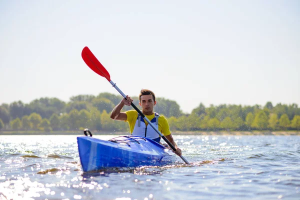 Fiatal Szakmai Kayaker Kajak Evezni Folyó Fényes Reggel Növekvõ Sport — Stock Fotó