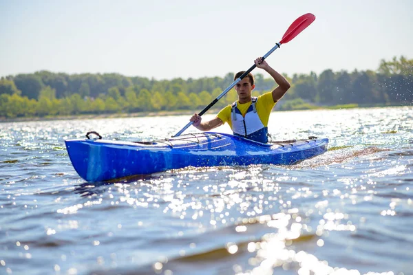 Fiatal Szakmai Kayaker Kajak Evezni Folyó Fényes Reggel Növekvõ Sport — Stock Fotó