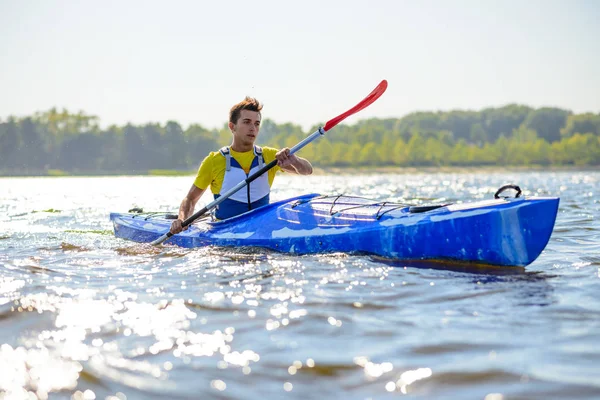 Młodych Profesjonalnych Kayaker Brodzik Kajak Rzece Pod Jasne Rano Sun — Zdjęcie stockowe