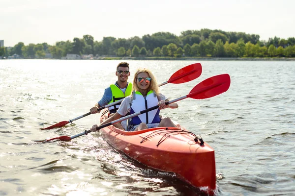 Νεαρό Ευτυχισμένο Ζευγάρι Paddling Kayak Στο Όμορφο Ποτάμι Λίμνη — Φωτογραφία Αρχείου